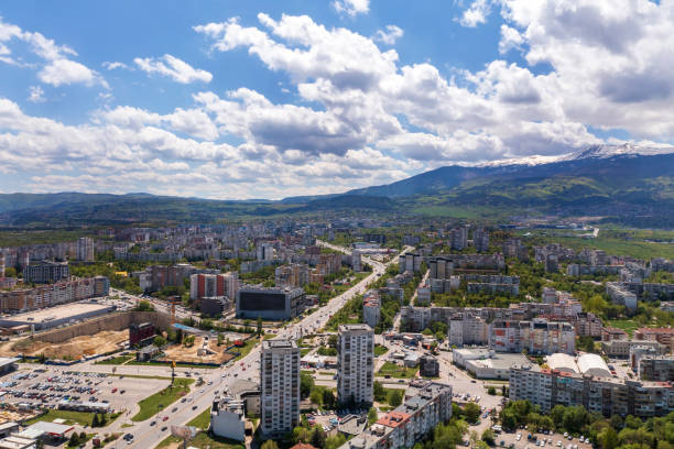 istock city next to the mountain 1496996116