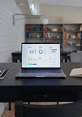 nahaufnahme-foto-eines-laptops-auf-einem-schreibtisch.jpg?b=1&s=170x170&k=20&c=1EMA_SjQpioPQLvKog1ZenI-laXaGPL_m3hwU9GfS8Y=