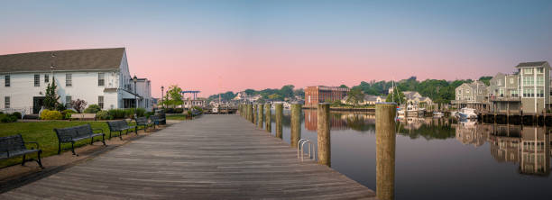 летний пейзаж мистик-ривер в коннектикуте - mystic connecticut nobody new england стоковые фото и изображения