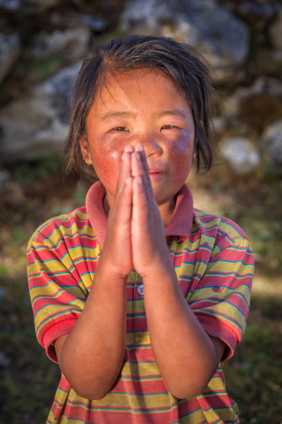 namaste! retrato da garotinha tibetana, parque nacional do monte everest, nepal - indian culture child little girls indigenous culture - fotografias e filmes do acervo