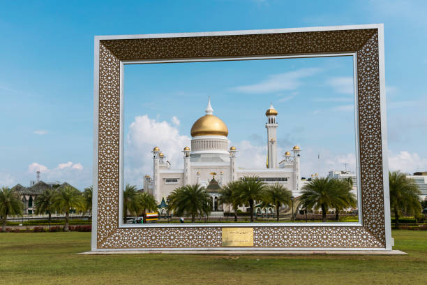 istock Omar Ali Saifuddien Mosque, Bandar Seri Begawan, Brunei Darussalam 1497037074