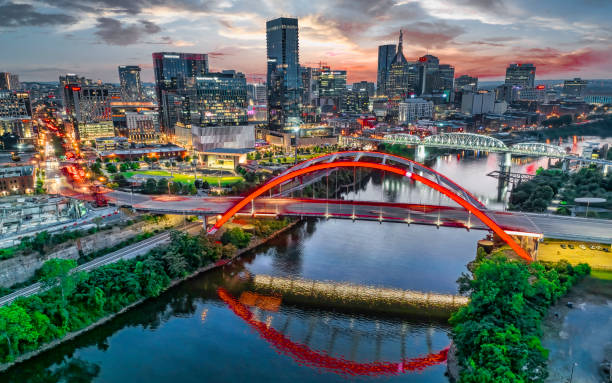 nashville city de noche - tennessee fotografías e imágenes de stock