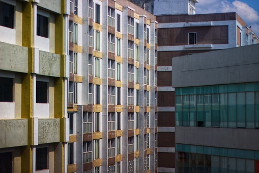 High-rise buildings lined up side by side with roofs that are used as gardens to rest for a while and as a place to lean on when tired