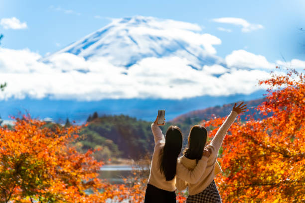 azjatyckie przyjaciółki korzystające z telefonu komórkowego robiące sobie selfie podczas podróży mt fuji jesienią - fuji mt fuji yamanashi prefecture japanese fall foliage zdjęcia i obrazy z banku zdjęć