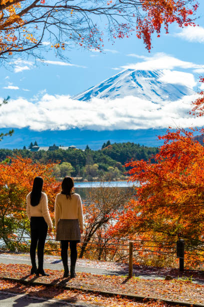 azjatyckie przyjaciółki podróżują po jeziorze kawaguchi z górą fuji pokrytą śniegiem. - fuji mt fuji yamanashi prefecture japanese fall foliage zdjęcia i obrazy z banku zdjęć