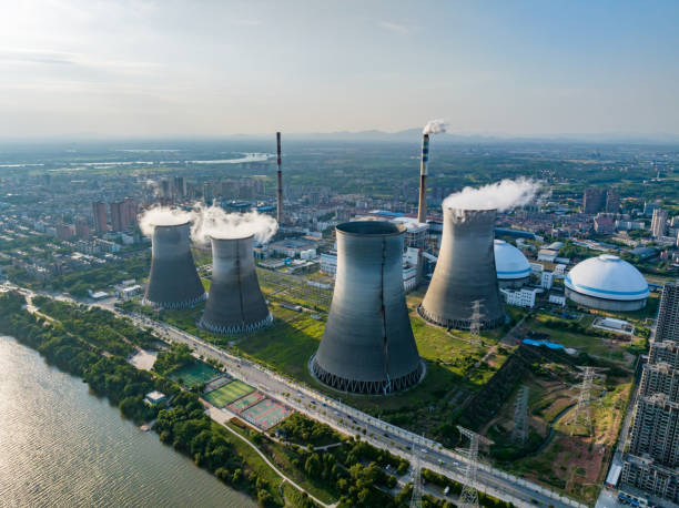 central térmica, central nuclear torre de arrefecimento de dukovany - smog pollution environment toxic waste - fotografias e filmes do acervo