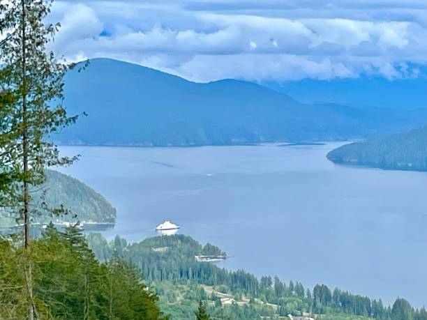 istock Awesome, Magnificent mountain view overlooking the ocean. 1497095535