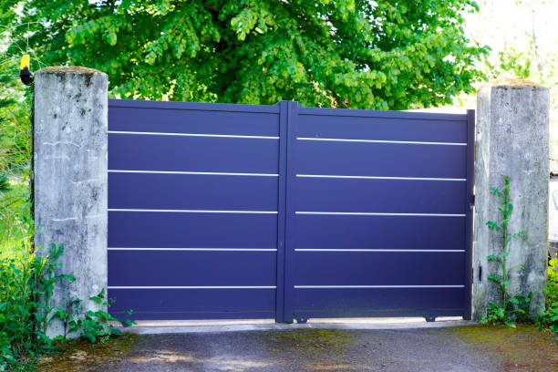 portail en aluminium moderne en acier gris de la maison de banlieue - garden fence audio photos et images de collection