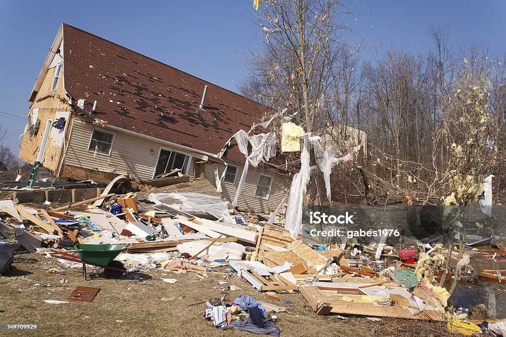 Casa danificada em um F2 Tornado em Lapeer, MI. - Foto de stock de Tornado royalty-free