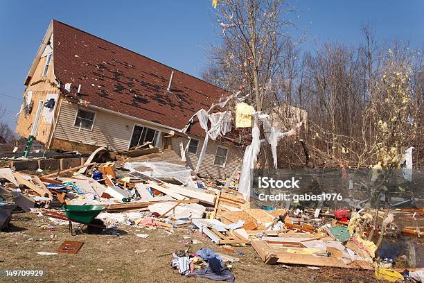 Foto de Casa Danificada Em Um F2 Tornado Em Lapeer Mi e mais fotos de stock de Tornado - Tornado, Danificado, Desastre natural