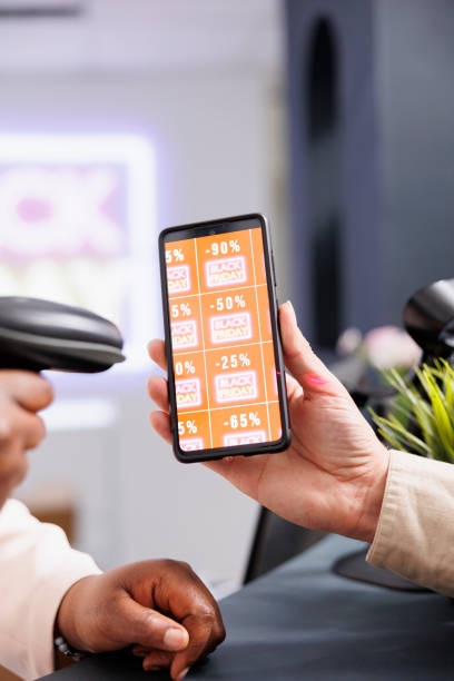 istock Customer show Black Friday mobile coupon 1497127106