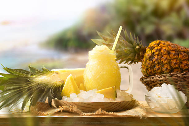 neige fondante à l’ananas sur table en bois avec fond nature - fruits exotiques ananas dessert photos et images de collection