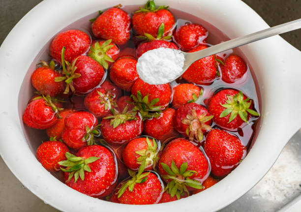 베이킹 소다를 첨가하여 신선한 딸기 과일을 물에 헹굽니다 - washing fruit preparing food strawberry 뉴스 사진 이미지