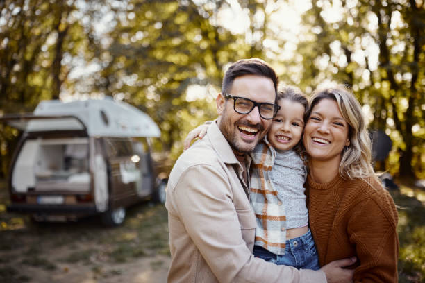 portrait d’une famille heureuse en journée d’automne au parc à roulottes. - motor home camping mobile home vehicle trailer photos et images de collection