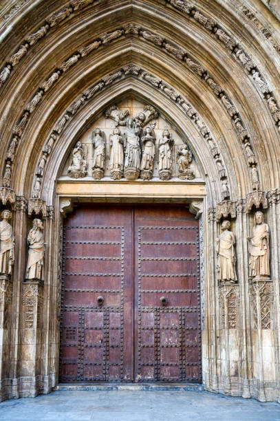 caratteristica architettonica della cattedrale di valencia - architectural feature architecture cathedral catholicism foto e immagini stock