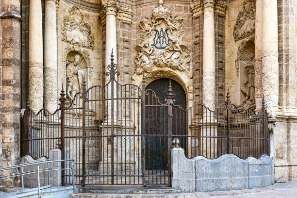 caratteristica architettonica della cattedrale di valencia - architectural feature architecture cathedral catholicism foto e immagini stock