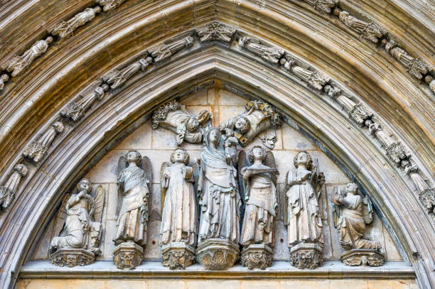 caratteristica della cattedrale medievale - architectural feature architecture cathedral catholicism foto e immagini stock