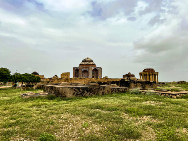 комплекс мавзолеев макли в провинции синд, пакистан - makli стоковые фото и изображения