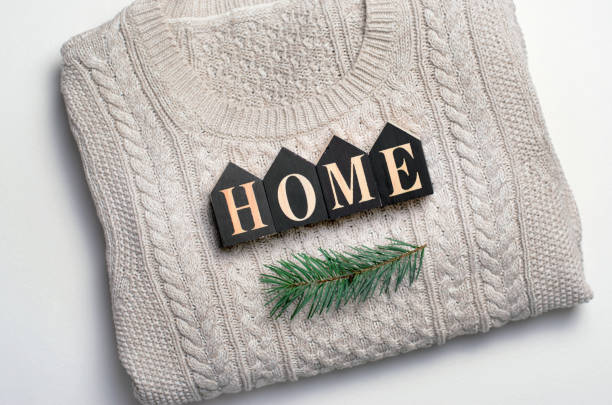 concetto invernale accogliente, lettere di casa su maglione beige lavorato a maglia e ramo di abete, vista dall'alto - 5945 foto e immagini stock
