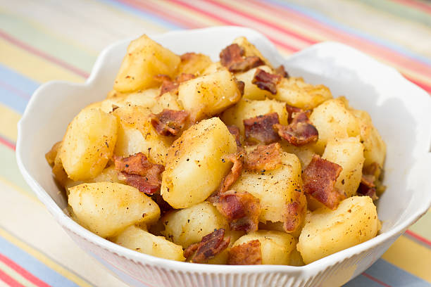 Ensalada de patata caliente con tocino - foto de stock