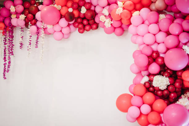 арка с воздушными шарами, цветы для вечеринки. белая фотостена украсит пространство или место розовыми, красными, бордовыми, бордовыми возд - time zone фотографии стоковые фото и изображения