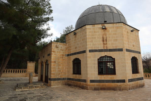 tomba del profeta ayyub a sanliurfa, turchia - giobbe foto e immagini stock