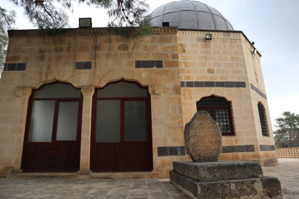 tomba del profeta ayyub a sanliurfa, turchia - giobbe foto e immagini stock