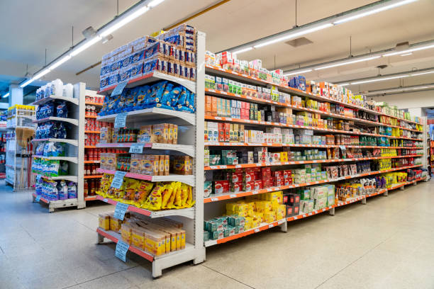 variété de produits dans les différentes allées et étagères du supermarché - travée photos et images de collection