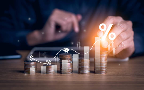 Interest rate and dividend concept, Businessman is calculating income and return on investment in percentage. income, return, retirement, compensation fund, investment, dividend tax, stock market concepto de tasa de interés y dividendo, businessman está calculando los ingresos y el retorno de la inversión en porcentaje. ingresos, rendimiento, jubilación, fondo de compensación, inversión, impuesto sobre dividendos, mercado de valores
