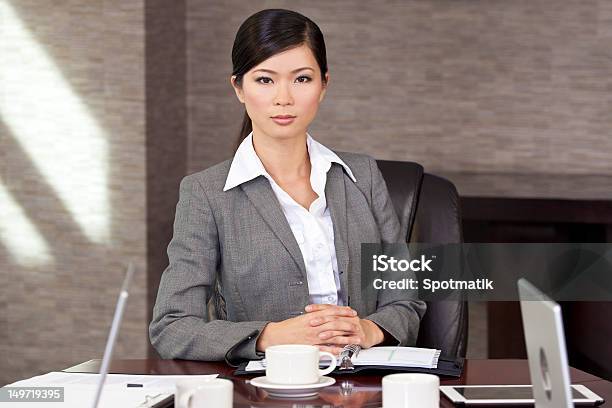 Bella Empresaria Asiática China En Mesa Tipo Sala De Juntas Foto de stock y más banco de imágenes de 20 a 29 años