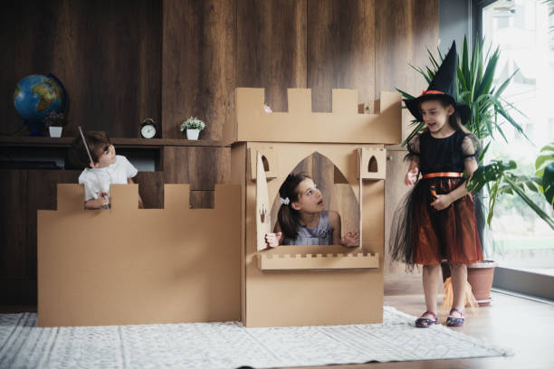 princesa, príncipe y bruja jugando juego de rol en casa con castillo hecho de cartón - princess castle child family fotografías e imágenes de stock