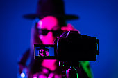 hinter-den-kulissen-wie-der-bediener-mit-der-professionellen-kamera-arbeitet-videofilmer-dreht.jpg?b=1&s=170x170&k=20&c=b_t_-5fIbC2pPY3OkwKjaU47-B4sDLNDjkNx5NRoDYE=