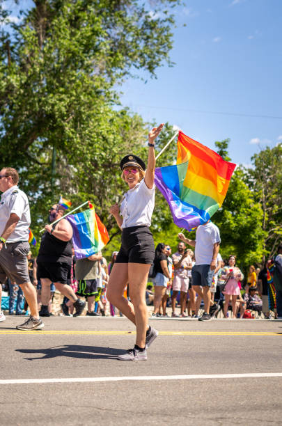 piloto femenina agitando el desfile del orgullo lgbtqia + marchando bandera gay utah slc salt lake city support - homosexual gay pride business rainbow fotografías e imágenes de stock