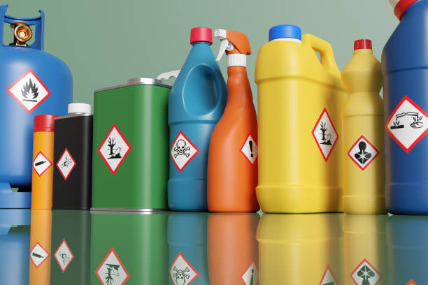 garrafas plásticas e latas metálicas com diferentes rótulos de advertência de perigo. ilustração do conceito de alerta de classificação química - flammable - fotografias e filmes do acervo