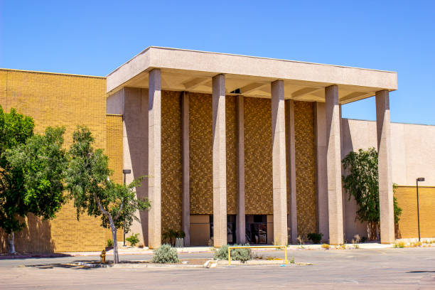 istock Abandoned Front Entrance To Department Store 1497221897