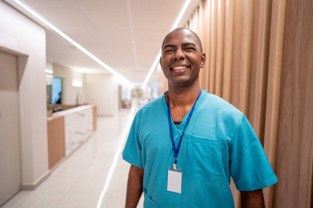 fotografii de stoc, fotografii și imagini scutite de redevențe cu portret de asistent medical de sex masculin în clinica spitalului - asistentă medicală de sex masculin