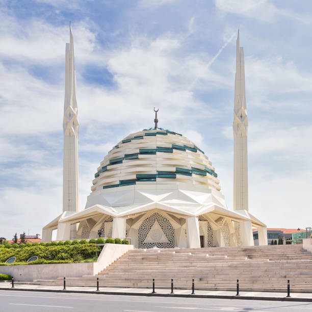 mezquita de la facultad de teología de la universidad de mármara, una mezquita de arquitectura moderna, ubicada en uskudar, estambul, turquía - staircase steps istanbul turkey fotografías e imágenes de stock