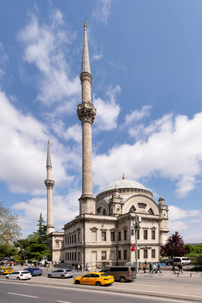 widok z ulicy meclis-i mebusan z widokiem na barokowy meczet dolmabahce, kabatas, dzielnica beyoglu, stambuł, turcja - 1855 zdjęcia i obrazy z banku zdjęć