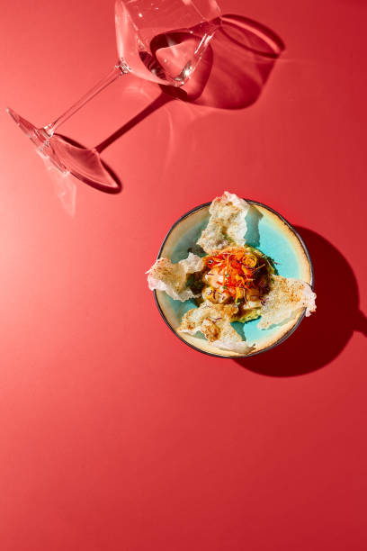 азиатский хумус и чипсы из рисовой муки в керамической миске, если смотреть сверху, на фоне красного бархата, с местом для копирования - 16204 стоковые фото и изображения