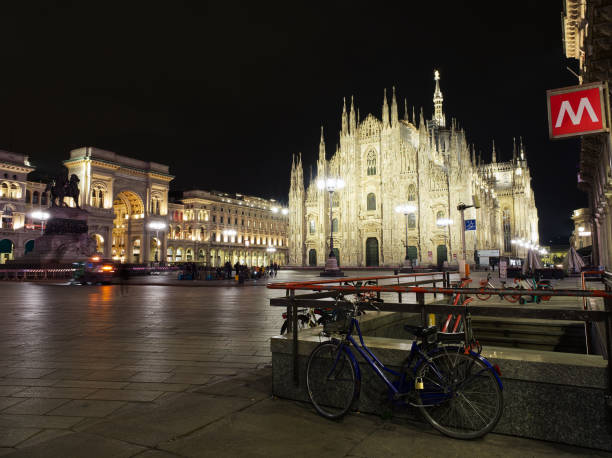 vista da catedral do duomo de milão à noite, milão, italy - milan italy cathedral duomo of milan night - fotografias e filmes do acervo