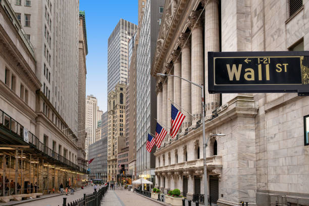 la borsa di new york sull'insegna di wall street - wall street stock exchange new york city new york stock exchange foto e immagini stock