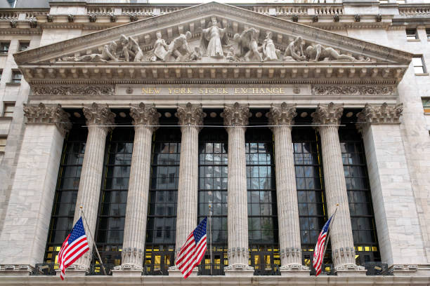 a bolsa de valores de nova york na wall street em nova york, ny. - new york state new york city color image photography - fotografias e filmes do acervo