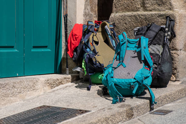 カミノデサンティアゴの巡礼者のホステルのドアに積み上げられたバックパック。
