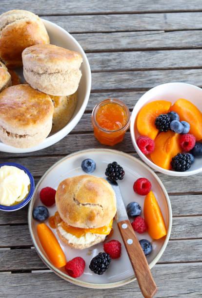 Scones de refeição integral com manteiga - foto de acervo