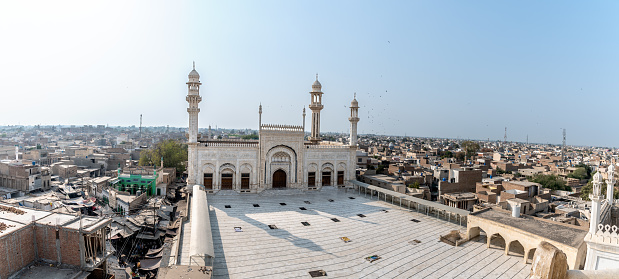 Jamia Masjid Al-Sadiq, one of Pakistan's largest mosques, is located in the heart of Punjab's city, Bahawalpur.