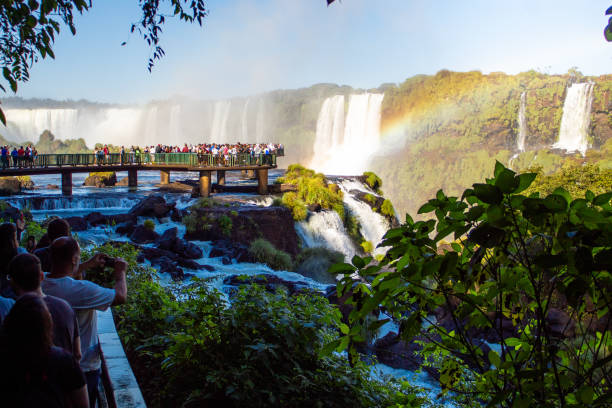 turistas nas cataratas do iguaçu: uma das grandes maravilhas naturais do mundo na cachoeira brasil-argentina - cataratas do iguaçu - paraná - brasil 06-09-2023 - iguacu national park - fotografias e filmes do acervo