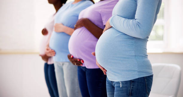 schwangere frau gruppe in reihe - schwanger stock-fotos und bilder