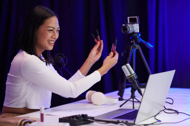 istock Beauty Blogger Recording Review 1497298400