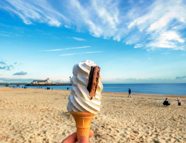 um sorvete tradicional na praia na inglaterra - bournemouth - fotografias e filmes do acervo