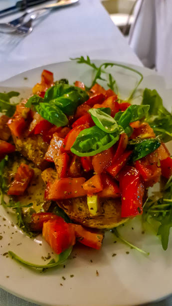 rzym - tosty bruschetta ze świeżymi pomidorami, liśćmi bazylii i oliwkami w rzymie, włochy - dieting front view vertical lifestyles zdjęcia i obrazy z banku zdjęć
